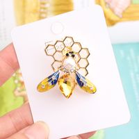 Simple Style Bee Alloy Asymmetrical Rhinestones Women's Brooches main image 1