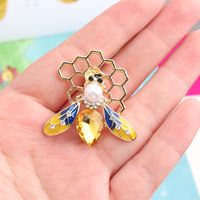 Simple Style Bee Alloy Asymmetrical Rhinestones Women's Brooches main image 2