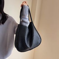 Women's All Seasons Pu Leather Solid Color Elegant Classic Style Bucket Magnetic Buckle Shoulder Bag Tote Bag main image 4
