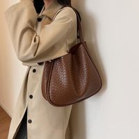 Women's All Seasons Pu Leather Solid Color Elegant Classic Style Bucket Magnetic Buckle Shoulder Bag Tote Bag main image 2