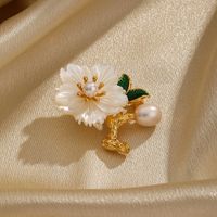 Retro Flower Butterfly Copper Plating Metal Inlay Freshwater Pearl Shell Women's Brooches 1 Piece main image 3