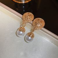 1 Pair Retro Simple Style Round Flower Inlay Alloy Pearl Drop Earrings main image 3
