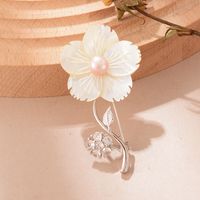 Elegant Glam Krone Feder Blume Kupfer Überzug Inlay Künstliche Perlen Zirkon Frau Broschen 1 Stück main image 4