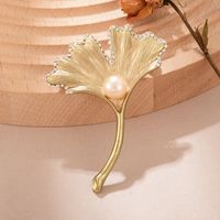 Élégant Glamour Couronne La Plume Fleur Le Cuivre Placage Incruster Perles Artificielles Zircon Femmes Broches 1 Pièce main image 9