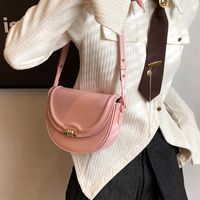 Women's Pu Solid Color Classic Style Sewing Thread Saddle Shape Magnetic Buckle Shoulder Bag main image 1