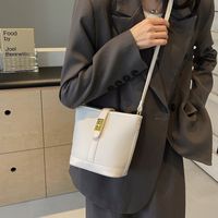 Women's Pu Leather Solid Color Classic Style Sewing Thread Bucket Lock Clasp Shoulder Bag main image 4