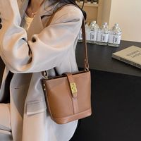 Women's Pu Leather Solid Color Classic Style Sewing Thread Bucket Lock Clasp Shoulder Bag main image 5