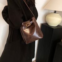 Women's Pu Solid Color Classic Style Sewing Thread Bucket Magnetic Buckle Shoulder Bag main image 1