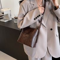 Women's Pu Leather Solid Color Vintage Style Classic Style Sewing Thread Bucket Magnetic Buckle Shoulder Bag main image 6