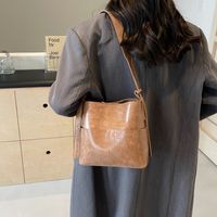 Women's Pu Leather Solid Color Vintage Style Classic Style Sewing Thread Bucket Magnetic Buckle Shoulder Bag main image 2