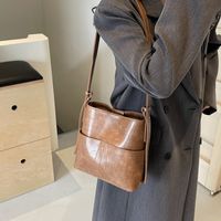 Women's Pu Leather Solid Color Vintage Style Classic Style Sewing Thread Bucket Magnetic Buckle Shoulder Bag main image 3