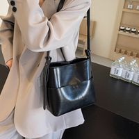 Women's Pu Leather Solid Color Vintage Style Classic Style Sewing Thread Bucket Magnetic Buckle Shoulder Bag sku image 1