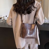 Women's Pu Leather Solid Color Vintage Style Classic Style Sewing Thread Bucket Magnetic Buckle Shoulder Bag sku image 2