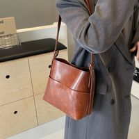 Women's Pu Leather Solid Color Vintage Style Classic Style Sewing Thread Bucket Magnetic Buckle Shoulder Bag sku image 3