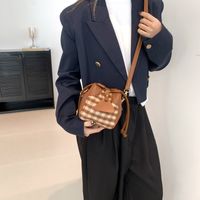 Women's Pu Leather Color Block Basic Classic Style Sewing Thread Round String Shoulder Bag main image 3