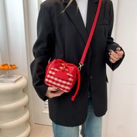 Women's Pu Leather Color Block Basic Classic Style Sewing Thread Round String Shoulder Bag main image 2