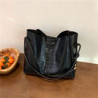 Women's Pu Leather Solid Color Vintage Style Classic Style Square Magnetic Buckle Shoulder Bag main image 4