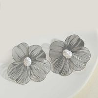1 Pair Elegant Sweet Flower Plating Inlay Arylic Alloy Copper Artificial Pearls Zircon Earrings sku image 4