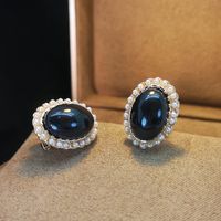 1 Paar Klassisch Vintage-Stil Oval Überzug Inlay Metall Künstliche Edelsteine Perle Ohrclips main image 3