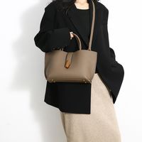 Femmes Faux Cuir Couleur Unie Style Bcbg Style Classique Fil À Coudre Fermeture Éclair Sac D'épaule sku image 2