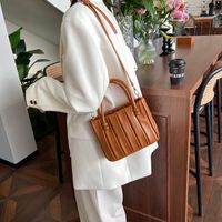 Women's Pu Leather Solid Color Classic Style Sewing Thread Square Zipper Shoulder Bag main image 4