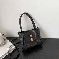 Women's Pu Leather Solid Color Vintage Style Square Lock Clasp Shoulder Bag main image 2