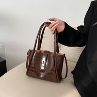 Women's Pu Leather Solid Color Vintage Style Square Lock Clasp Shoulder Bag main image 5