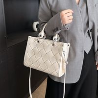 Women's Medium Pu Leather Solid Color Streetwear Zipper Handbag main image 5