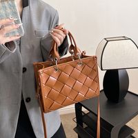 Women's Medium Pu Leather Solid Color Streetwear Zipper Handbag main image 3