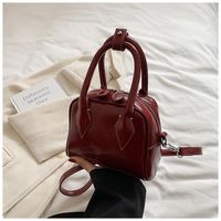 Femmes Moyen Faux Cuir Couleur Unie Style Classique Coquille Fermeture Éclair Sac D'épaule sku image 4