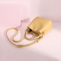 Women's Small Pu Leather Solid Color Vintage Style Bucket Magnetic Buckle Handbag main image 4
