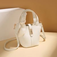 Women's Medium Pu Leather Solid Color Vintage Style Classic Style Lock Clasp Bucket Bag main image 1