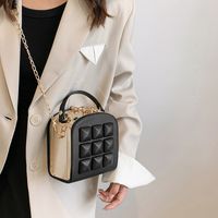 امرأة متوسط جلد غير حقيقي اللون الصامد نمط خمر النمط الكلاسيكي قفل حقيبة يد main image 5