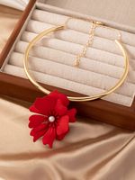 Elegant Blume Ferrolegierung Überzug Inlay Künstliche Perlen Vergoldet Frau Halsband main image 5