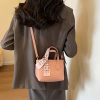 Women's Pu Solid Color Basic Sewing Thread Bucket Zipper Handbag main image 5