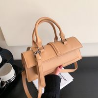 Mujeres Medio Cuero Sintético Color Sólido Básico Oval Gire La Tapa Bolsas De Hombro Bolso Bandolera Bolsa Baguette sku image 1