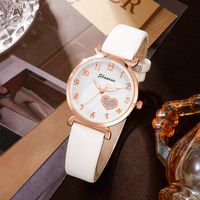 Elegant Cute Heart Shape Buckle Quartz Women's Watches main image 6