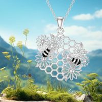 Pastoral Simple Style Sunflower Honeycomb Bee Alloy Hollow Out Gold Plated Silver Plated Women's Pendant Necklace main image 1