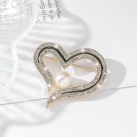 Estilo IG Brillante Forma De Corazón Aleación Embutido Diamantes De Imitación Artificiales Perla Mujeres Broches main image 1