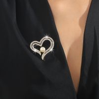 Estilo IG Brillante Forma De Corazón Aleación Embutido Diamantes De Imitación Artificiales Perla Mujeres Broches main image 4