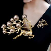 Elegant Glam Geometric Alloy Plating Inlay Artificial Pearls Rhinestones Shell Women's Brooches sku image 40