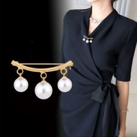 Élégant Glamour Géométrique Alliage Placage Incruster Perles Artificielles Strass Coquille Femmes Broches sku image 1