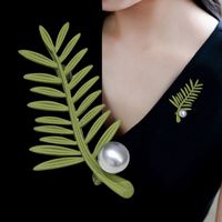 Elegant Glam Geometric Alloy Plating Inlay Artificial Pearls Rhinestones Shell Women's Brooches sku image 15