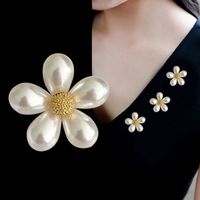 Elegant Glam Geometric Alloy Plating Inlay Artificial Pearls Rhinestones Shell Women's Brooches sku image 6