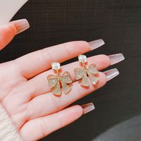 1 Paar Elegant Einfacher Stil Blume Bogenknoten Überzug Inlay Legierung Künstliche Perlen Strasssteine Tropfenohrringe main image 1