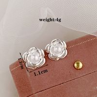 1 Pair Elegant Camellia Flower Inlay Alloy Artificial Pearls Silver Plated Ear Cuffs main image 2