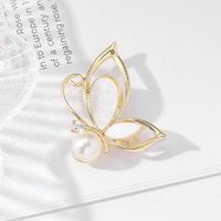 Elegante Mariposa Aleación Embutido Perlas Artificiales Mujeres Broches main image 1