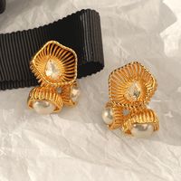 1 Paar IG-Stil Elegant Vintage-Stil Blume Dreidimensional Aushöhlen Inlay Kupfer Künstliche Perlen 18 Karat Vergoldet Ohrstecker main image 1