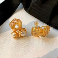 1 Paar IG-Stil Elegant Vintage-Stil Blume Dreidimensional Aushöhlen Inlay Kupfer Künstliche Perlen 18 Karat Vergoldet Ohrstecker main image 5