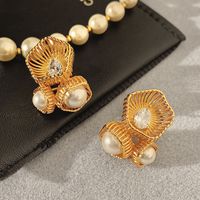 1 Pair IG Style Elegant Vintage Style Flower Three-dimensional Hollow Out Inlay Copper Artificial Pearls 18K Gold Plated Ear Studs sku image 1